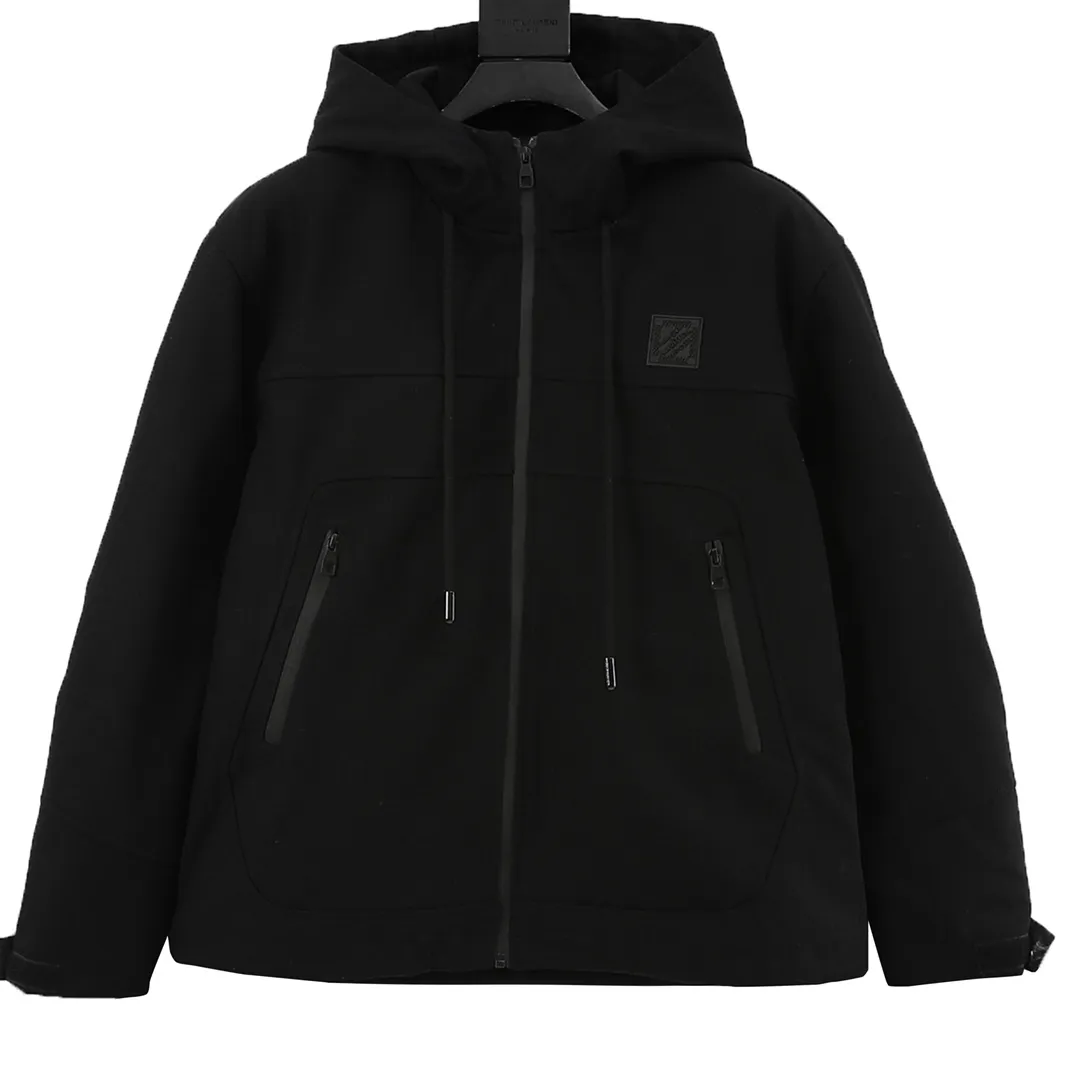 🅿️570 Louis Vuitton/Louis Vuitton presbyopic embossed work pocket windbreaker zippered cotton jacket. Purchase the original version and have it printed immediately. The fabric is a custom densely spun technical fabric with a dark grained pattern, and the upper body is silky and breathable. Infrared positioning cutting, workwear-style windbreaker design, the upper body is invincible and versatile. All details are customized and developed, and all hardware and accessories are restored to ZP. Size：XS-L
